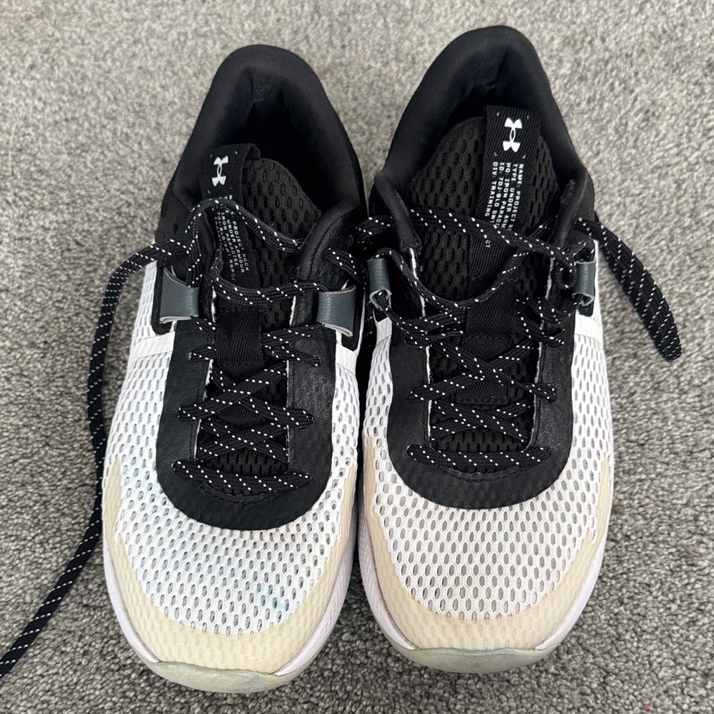 Under Armour Men's 8/ women's 9.5 Black and White Athletic Shoes - Picture 2 of 5